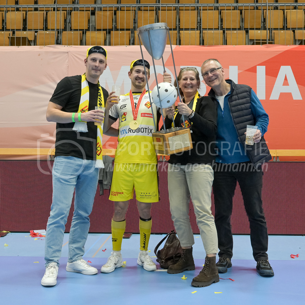 Zug United vs HC Rychenberg - 22. February 2025 | Zug United vs HC RychenbergSporthalle Wankdorf, BernTim Aeschimann (#81 HC Rychenberg Winterthur) mit Familie und Pokal.Bild: Sportfotografie Markus Aeschimann | www.markus-aeschimann.ch - Realisiert mit Pictrs.com