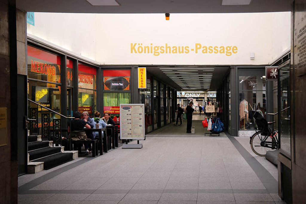 Königshaus-Passage | Das Team hinter BILDLEXIKON LEIPZIG bündelt historische wie aktuelle Informationen über die Stadt Leipzig in Text und Bild auf einer Plattform und stellt diese der interessierten Öffentlichkeit zur Verfügung.