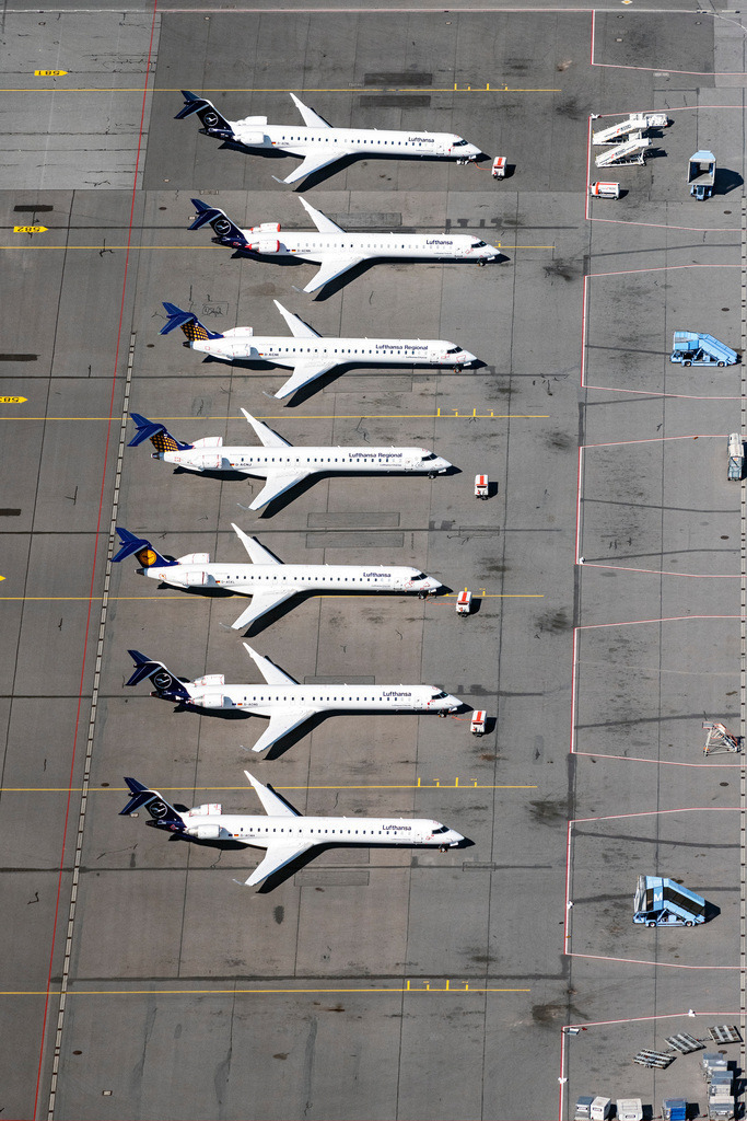 dr__0052141.jpg | MüNCHEN-FLUGHAFEN 23.04.2020 Parkende Flugzeuge der Lufthansa City Liner, die aufgrund des Corona Lockdowns am Boden bleiben müssen, auf dem Gelände des Flughafen in München-Flughafen im Bundesland Bayern, Deutschland. // Dispatch building and terminals on the premises of the airport in Muenchen-Flughafen in the state Bavaria, Germany. Foto: Daniel Reiter