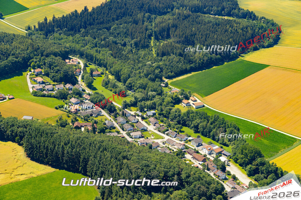 Aktuelles Luftbild von  Roßbach - Die Luftaufnahme wurde 2022 mittels UL-Flugzeug erstellt ( keine Drohne ) - hochauflösende Kamera-Systeme von  Canon -Beste Qualität - Für grossformatige Ausdrucke geeignet. Die Geschenkidee !