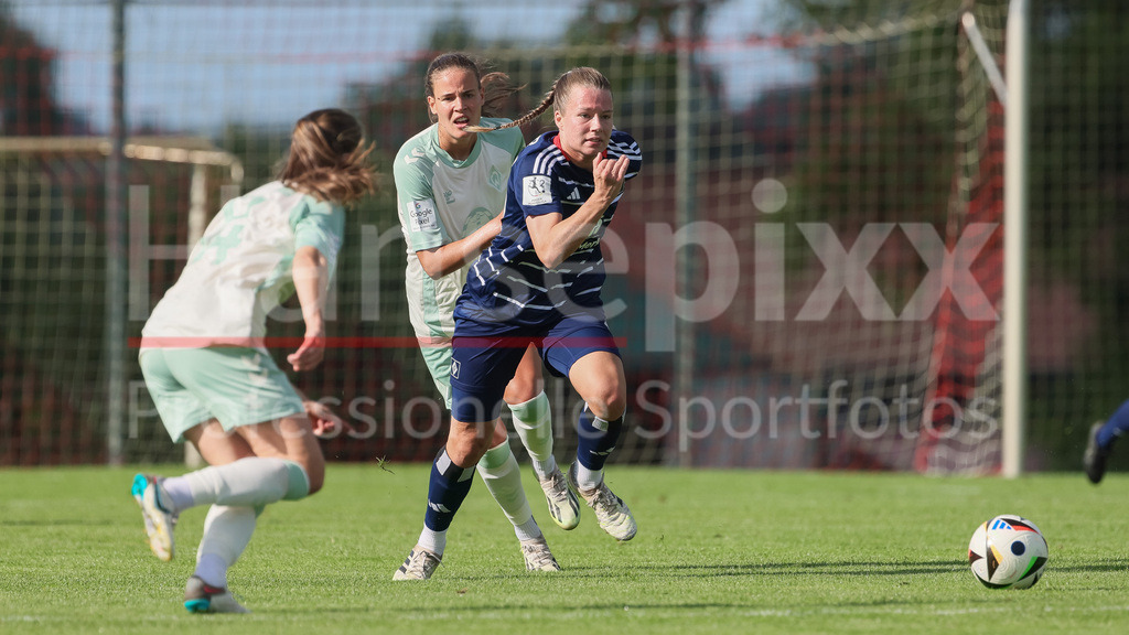 Fussball, Testspiel Frauen, Hamburger SV - SV Werder Bremen | v.li.: Christin Meyer (Hamburger SV, 16) am Ball, Einzelbild, Ganzkörper, Aktion, Action, Spielszene