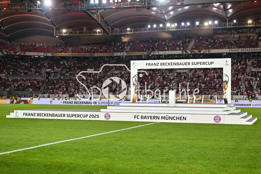 VfB Stuttgart - FC Bayern München | Es ist angerichtet - das Podest zur Siegerehrung für den Franz Beckenbauer Supercup 2025 steht / Bühne / Symbolbild / Symbolfoto / Franz-Beckenbauer Supercup: VfB Stuttgart - FC Bayern München; MHP Arena am 16.08.2025