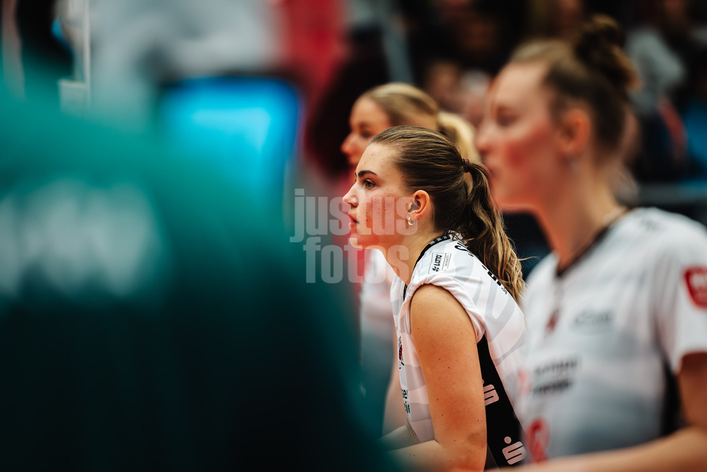 Volleyball | Frauen | Saison 2025/2026 | Volleyball Bundesliga | ETV Hamburger Volksbank Volleys vs. Dresdner SC | 15.11.2025 | Amanda Siksna (#11, Dresdner SC) wartet auf die Angabe