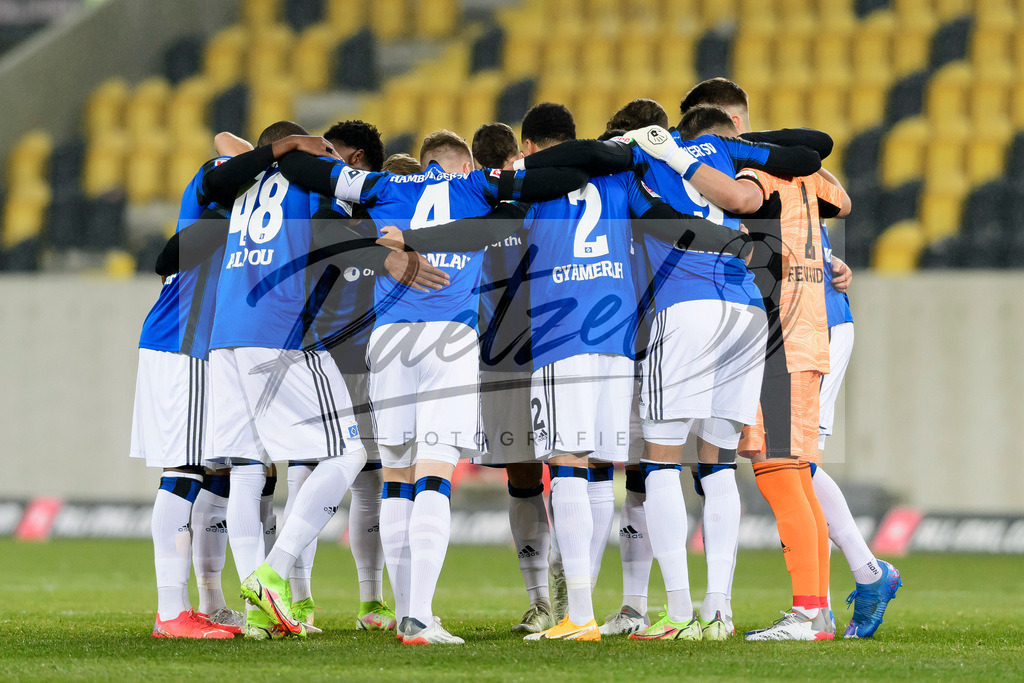 SGDHSV20220114_014 | Fussball, Herren: . Spieler vom Hamburger SV bilden einen Teamkreis bei dem Spiel der 2. Bundesliga zwischen SG Dynamo Dresden und Hamburger SV im Rudolf-Harbig-Stadion am 14.01.2022 in Dresden, Deutschland.DFB / DFL REGULATIONS PROHIBIT ANY USE OF PHOTOGRAPHS AS IMAGE SEQUENCES AND/OR QUASI-VIDEO. - Realisiert mit Pictrs.com