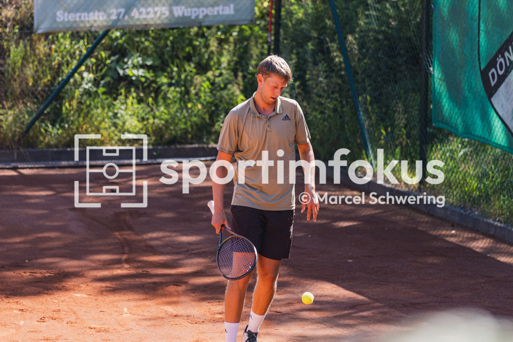 Wuppertaler Tennis-Stadtmeisterschaften | Jonas Poswiat (Solinger TC 1902) in einer Spielpause. Herren-Finale der Wuppertaler Tennis-Stadtmeisterschaften, Wuppertal, 09.08.2026. - Realisiert mit Pictrs.com