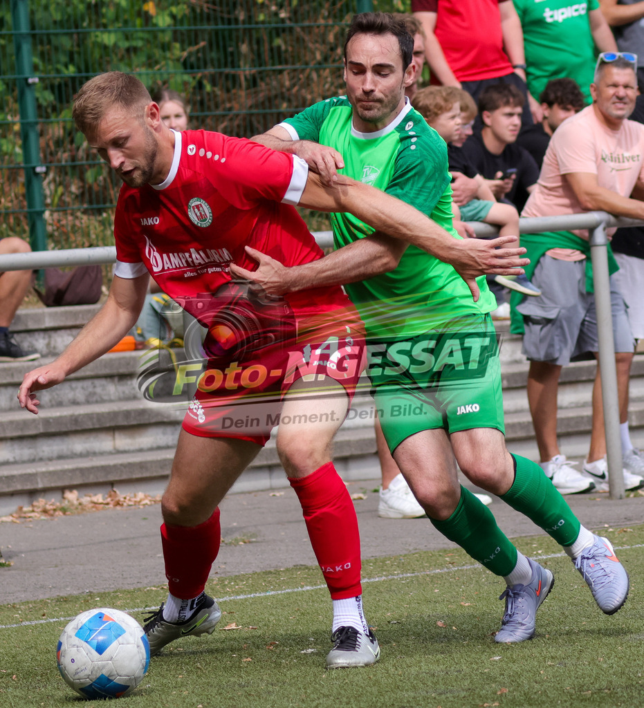 Bünder SV - TV Elverdissen | Auf dem Bild zu sehen: rot Bünder SV: Robert Wiens ; grün TV Elverdissen: Kilian Greitschus Bünder SV, TV Elverdissen, Saison 26/27, Kreisliga A, Bünde, Deutschland - Realisiert mit Pictrs.com