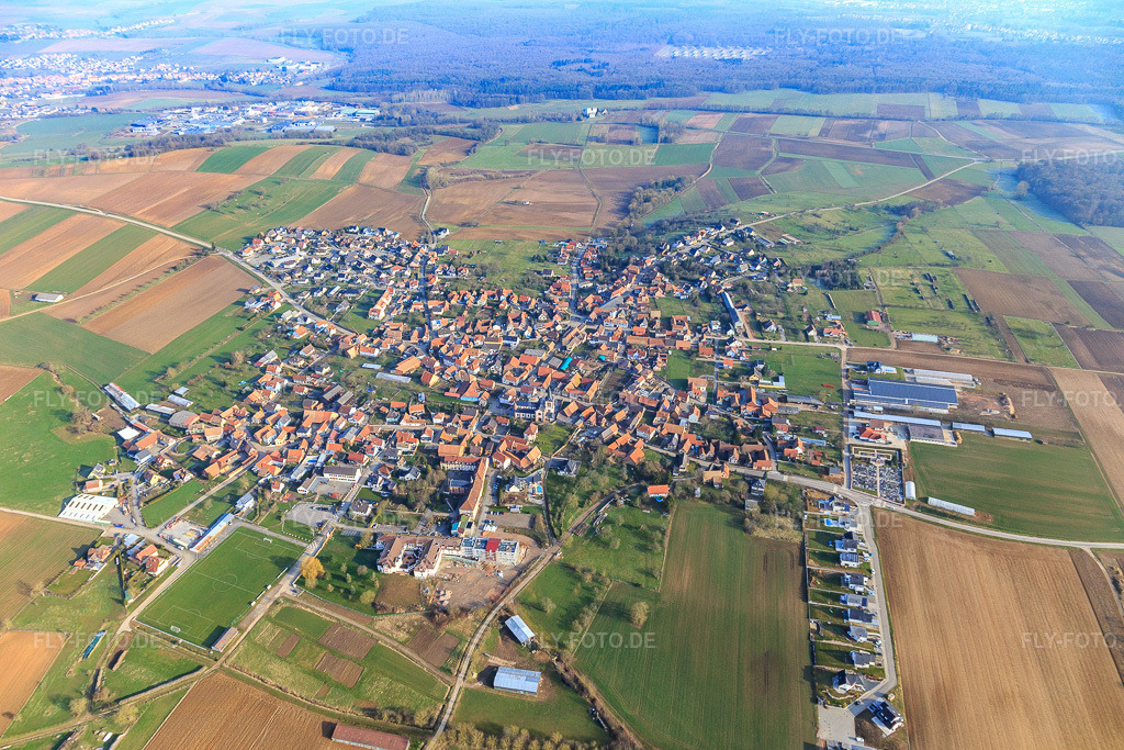Luftbild: Ortsansicht von Süden in Dauendorf im Bundesland Bas-Rhin in Frankreich. – Foto: IMG_105366.jpg vom 25.03.2018 durch Werner Riehm/FLY-FOTO.de – Auflösung des Originals: 5472 x 3648 px