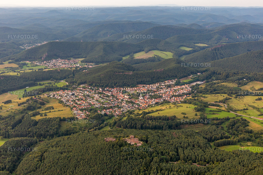 Luftbild: Burg Drachefels vor Busenberg in Busenberg im Bundesland Rheinland-Pfalz in Deutschland. Foto: IMG_128458.jpg vom 21.08.2021 durch Werner Riehm/FLY-FOTO.de
