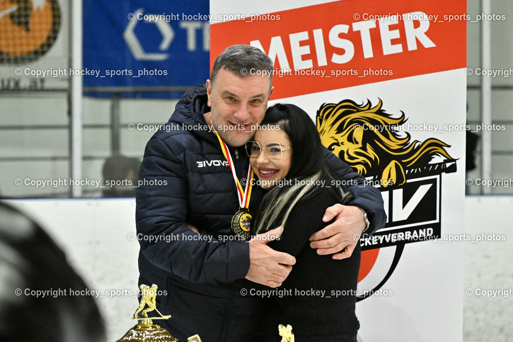 ESC Sparkasse Steindorf Meister 2025/26 | Sektionsleiter ESC Steindorf Hans Tschernutter mit Tochter, ESC Sparkasse Steindorf Meister 2025/26, ESC Sparkasse Steindorf Meister 2025/26 am 08.03.2026 in Althofen (Stadthalle Althofen), Austria, (Photo by Bernd Stefan)