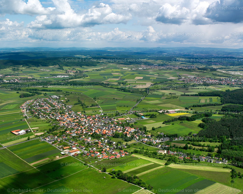 2615711 | LANDENHAUSEN 09.06.2006 Stadtansicht vom Stadtrand angrenzend an landwirtschaftliche Feldern  in Landenhausen im Bundesland Hessen, Deutschland // City view from the outskirts with adjacent agricultural fields  in Landenhausen in the state Hesse, Germany Foto: Gerhard Launer
