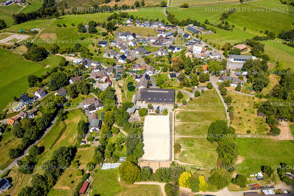 Meinerzhagen250812506 | Luftbild, Wohngebiet Ortsansicht Ortsteil Rinkscheid mit Reitanlage Rinkscheider Hof, Rinkscheid, Meinerzhagen, Sauerland, Nordrhein-Westfalen, Deutschland