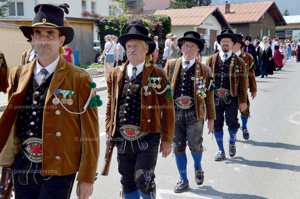 LECHASCHAU-news-2022-Juli24-Bezirksschuetzenfest-Elbigenalp-D51-DSC_1167 | Info aus dem Bezirk Reutte/Ausserfern Tirol sowie eine umfangreiche Bilddatenbank über die gesamte Region: Lechtal, Talkessel Reutte, Tannheimertal, Zwischentoren. Lech, Plansee, Zugspitze, Grenztunnel, B179, Fernpassstraße, Verkehr, Lawinen, Tradition, - Realisiert mit Pictrs.com