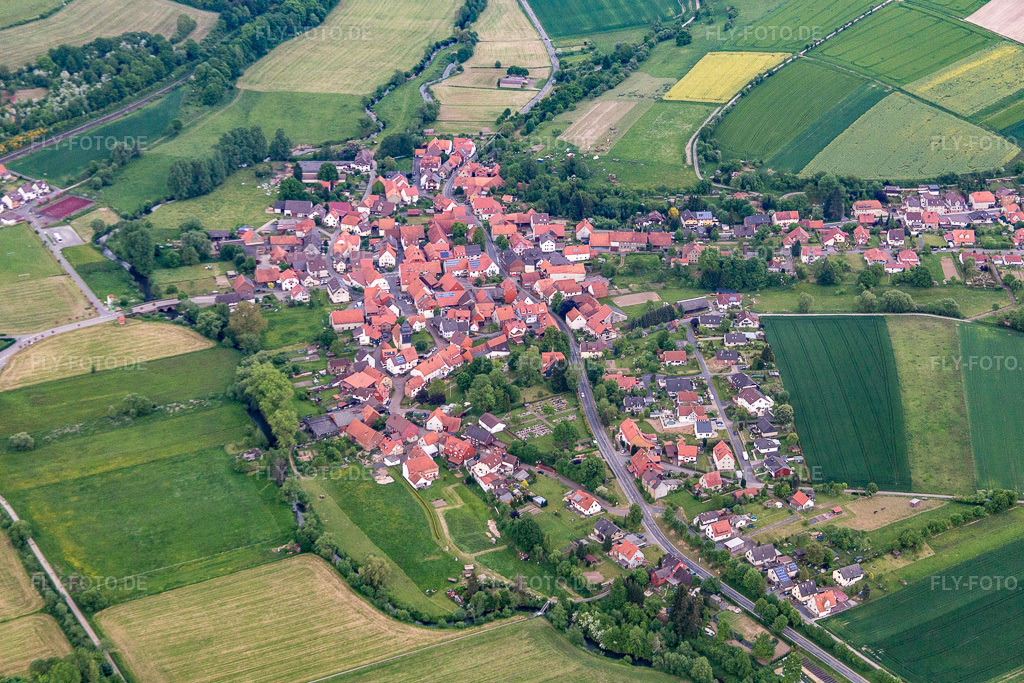 Luftbild: landwirtschaftlichen Feldern und Nutzflächen im Ortsteil Vernawahlshausen in Wesertal im Bundesland Hessen in Deutschland. Foto: IMG_079509.jpg vom 24.05.2015 durch Werner Riehm/FLY-FOTO.de