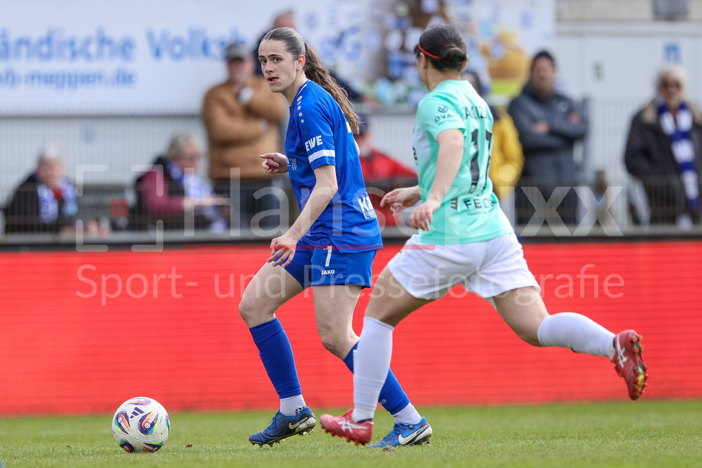 Fussball, 2. Frauen-Bundesliga, SV Meppen - SC Sand | v.li.: Marie Bleil (SV Meppen, 7) und Rio Takizawa (SC Sand, 17) im Zweikampf, Duell, Dynamik, Aktion, Action, Spielszene, DIE DFB-RICHTLINIEN UNTERSAGEN JEGLICHE NUTZUNG VON FOTOS ALS SEQUENZBILDER UND/ODER VIDEOÄHNLICHE FOTOSTRECKEN. DFB REGULATIONS PROHIBIT ANY USE OF PHOTOGRAPHS AS IMAGE SEQUENCES AND/OR QUASI-VIDEO.