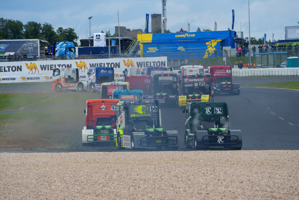 A7406697 | 13.07.2024 Goodyear FIA European Truck Racing Championship (ETRC) NürburgringBild: Das Starterfeld des ETRC Einfahrt Mercedes Arena nach dem Start - Realisiert mit Pictrs.com