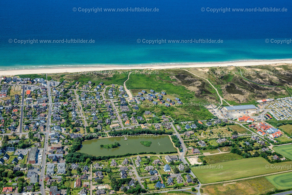 Sylt_Wenningstedt_Dorfteich_ELS_5247210625 | WENNINGSTEDT (SYLT) 21.06.2025 Ortsansicht der Straßen und Häuser der Wohngebiete und dem Dorfteich in Wenningstedt (Sylt) auf der Insel Sylt im Bundesland Schleswig-Holstein, Deutschland. // Town view of the streets and houses of the residential areas and the village pond in Wenningstedt (Sylt) on the island of Sylt in the state Schleswig-Holstein, Germany. Foto: Martin Elsen