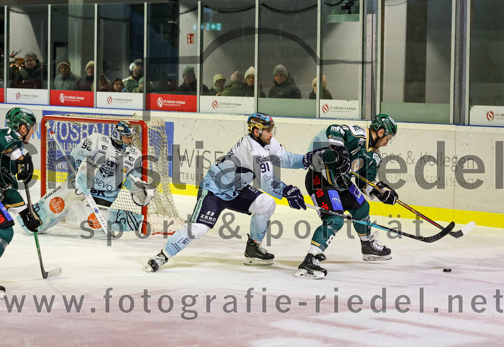 2026-01-06_110_TSV_Erding_gegen_EV_Lindau_Islanders | Erding, Deutschland, 06.01.2026:Eishockey, Oberliga Süd 2025 / 2026, 35. Spieltag, TSV Erding gegen EV Lindau Islanders, Endergebnis: 2:5Torwart Daniel Filimonov (EV Lindau Islanders, #96), Zan Jezovsek (EV Lindau Islanders, #91), Maximilian Forster (Erding Gladiators, #81)Foto: Christian Riedel / fotografie-riedel.net
