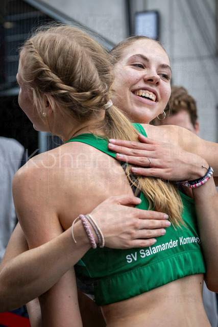 Deutsche Leichtathletik-Meisterschaften; Bochum-Wattenscheid, 26.07.2026 | Deutsche Meisterin im Hochsprung Dorothea Gantert (SpVg Laatzen) mit Johanna Göring (SV Salamander Kornwestheim); Deutsche Leichtathletik-Meisterschaften am 26.07.2026 im Lorheide-Stadion, Bochum-Wattenscheid (Nordrhein-Westfalen).