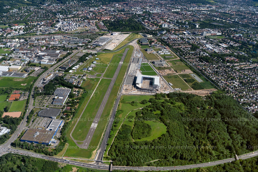 4033702 | FREIBURG IM BREISGAU 30.06.2020 Start- und Landebahn mit Rollfeldgelände des Flugplatz (EDTF) in Freiburg im Breisgau im Bundesland Baden-Württemberg, Deutschland. // Runway with tarmac terrain of airfield (EDTF) in Freiburg im Breisgau in the state Baden-Wurttemberg, Germany. Foto: Gerhard Launer
