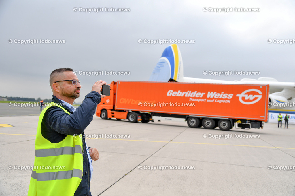 Flughafen Linz Hoersching_ Landung Antonov AN 225_ 05.10.2021-40 | 05.10.2021, Linz Hörsching, AUT, Flughafen Linz, Linz Airport, Landung Antonov 225, im Bild Antonov 225 - größtes und schwerstes Transportflugzeug der Welt zu Gast in Linz, Vertreter Gebrüder Weiss (Auftraggeber)