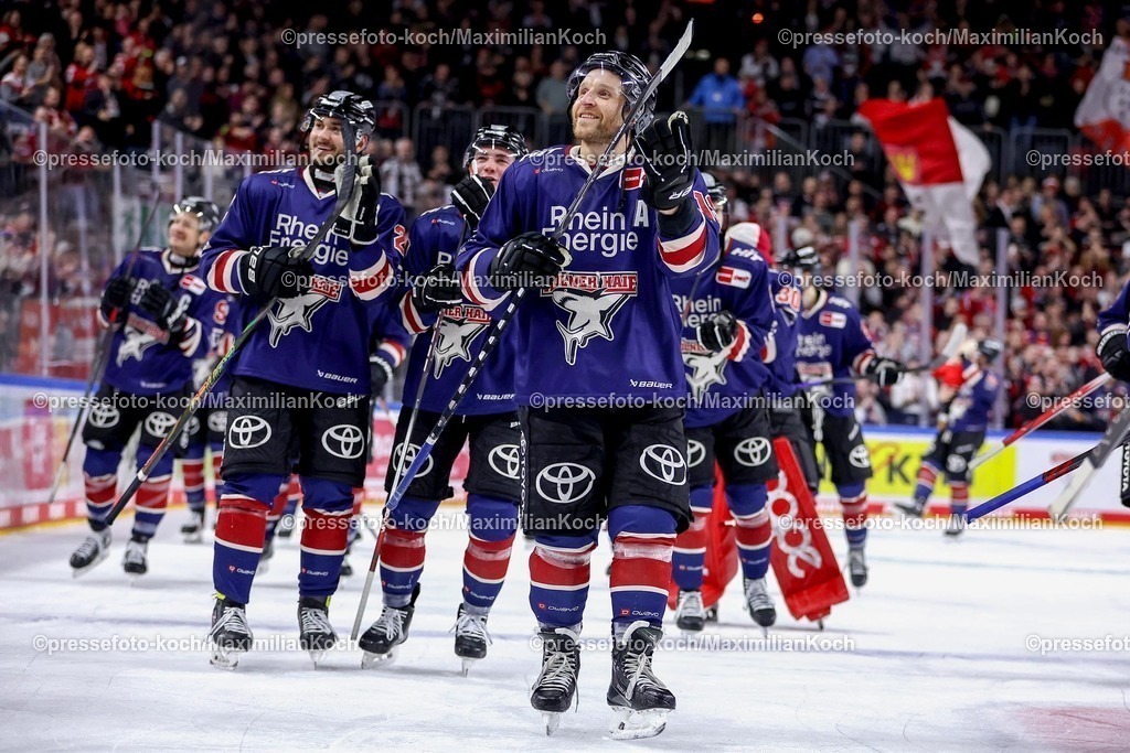 KEC03012501057 | 03.01.2025, Eishockey, Penny DEL, Kölner Haie - EHC Red Bull München, Spieltag 33, Lanxess-Arena Köln: Abschlussjubel nach dem 3:2 Sieg für die Kölner Haie. Frederik Storm (Kölner Haie #19) steht jubelnd mit der Mannschaft auf dem Eis