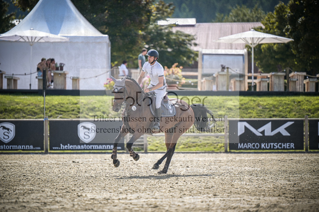 DOS_7850 | Entdecke hochwertige Reitturnierfotos von Foto Oger. Professionell, emotional und authentisch – jetzt Lieblingsmomente im Shop bestellen.Deutschlandweite Turnierfotografie. - Realisiert mit Pictrs.com