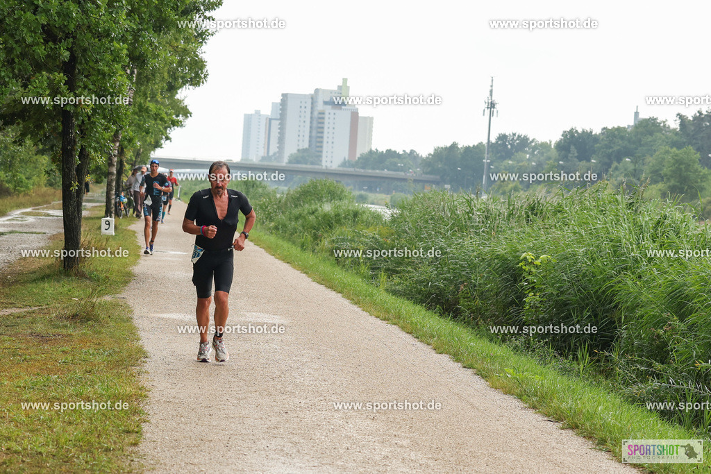 LUR_1536 | 34. M-net Erlanger Triathlon 2025 #erlangertriathlon  #mnettriathlon2025 #mnettriathlon #team #olympischedistanz #mitteldistanz #triathlon #maindonaukanal  #erlangertriathlon2025 #yourpictrs #tv1848 #tv1848erlangen  #triathlonbayern #sportinerlangen #demsportverbunden #sportshot_your_pictrs Copyright: www.sportshot.de