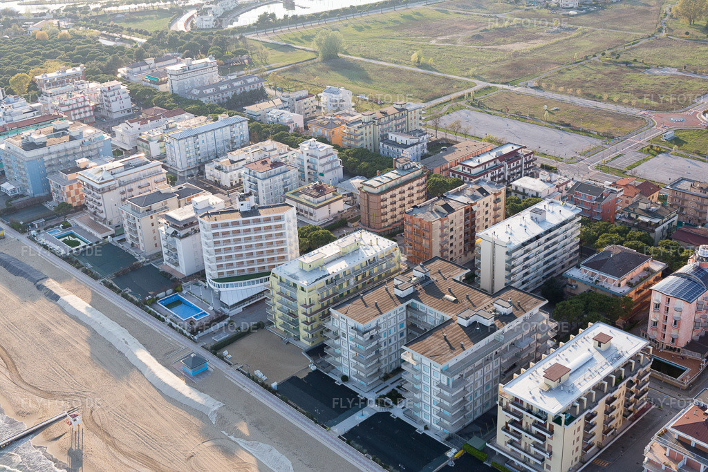 Luftbild: Ortsansicht in Jesolo im Bundesland Venetien in Italien. Foto: IMG_098206.jpg vom 03.04.2017 durch Werner Riehm/FLY-FOTO.de