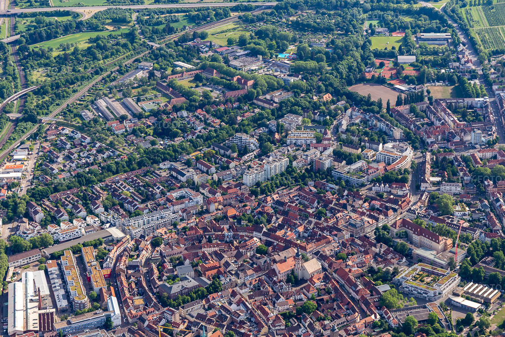 Luftbild: Historische Altstadt im Ortsteil Durlach in Karlsruhe im Bundesland Baden-Württemberg in Deutschland. Foto: IMG_131608.jpg vom 22.05.2022 durch Werner Riehm/FLY-FOTO.deDurlacher.de