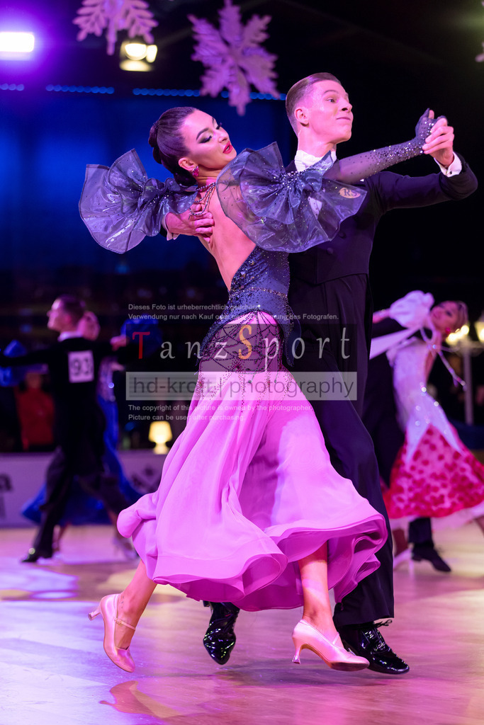 20241215_WDSF_Int_Open_Std-Riga-9942 | Tanzsportbilder, Standardtanz, Lateintanz, WDSF, DTV, LTVB, dancecomp, goc, hessen tanzt, blaues band der spree, walzer, tango, wiener walzer, slowfox, quickstepp, samba, rumba, cha-cha-cha, paso doble. jive, hd-kroft photography, turniertanzsport