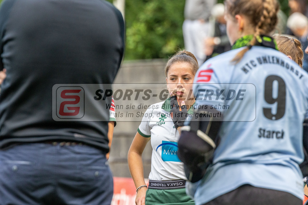 MJ_01.10.2023_F_UHTC-HTHC-23 | Carla Schrafen (Uhlenhorst Mülheim #18), Uhlenhorst Mülheim - Harvestehuder THC am 1.10.2023 im Waldstadion, Mülheim a. d. Ruhr