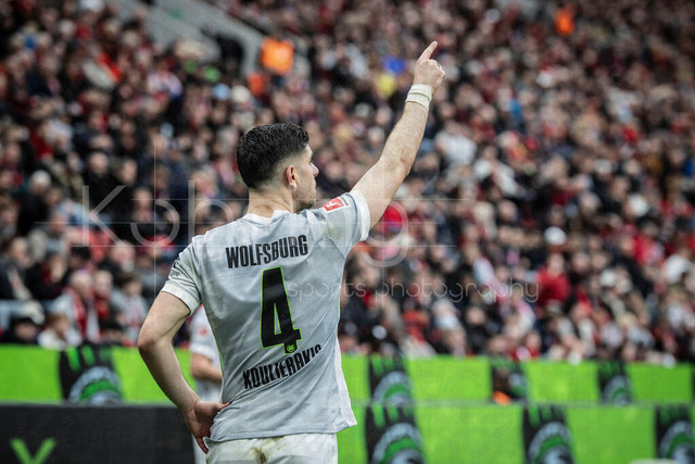 German Bundesliga, Bayer 04 Leverkusen vs. VfL Wolfsburg, 04.04.2026 | LEVERKUSEN, GERMANY - APRIL 4, 2026 :  Konstantinos Koulierakis (VfL Wolfsburg, 4) gestures during the German Bundesliga match on gameday 28 between Bayer 04 Leverkusen vs. VfL Wolfsburg at BayArena on April 4, 2026 in Leverkusen, Germany. DFL REGULATIONS PROHIBIT ANY USE OF PHOTOGRAPHS AS IMAGE SEQUENCES AND/OR QUASI-VIDEO.
