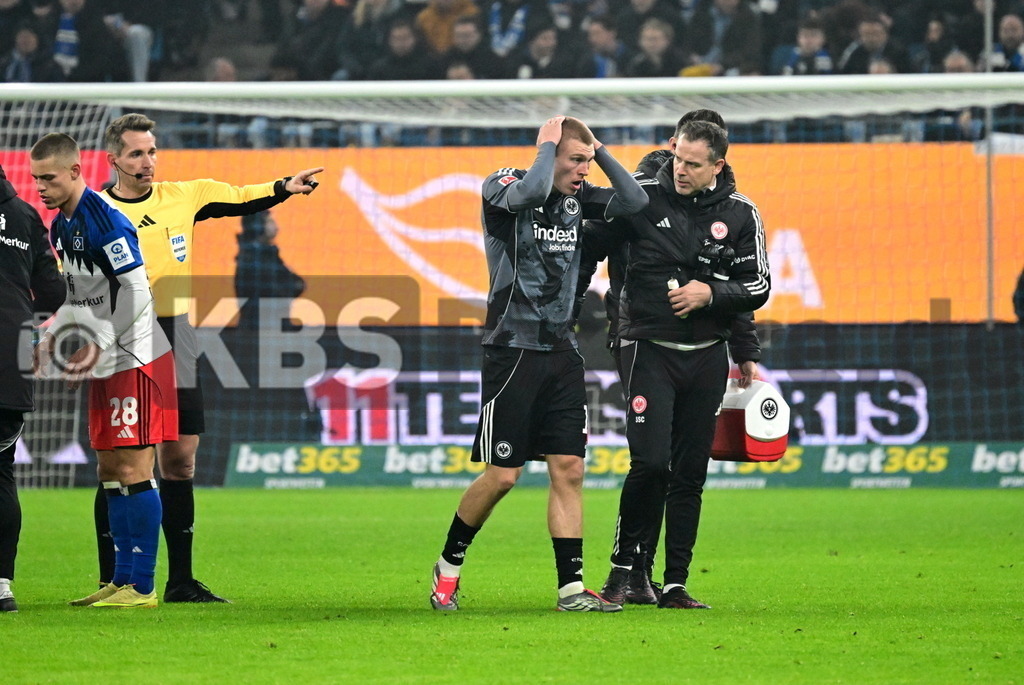 KBS Picture_HSV-Frankfurt_045 | Kristensen Rasmus (Eintr. Frankfurt) wird zur Behandlung von Frankfurter Teamarzt an die Seitenlinie gebracht ,Sportplatz :  Volksparkstadion, - Realisiert mit Pictrs.com