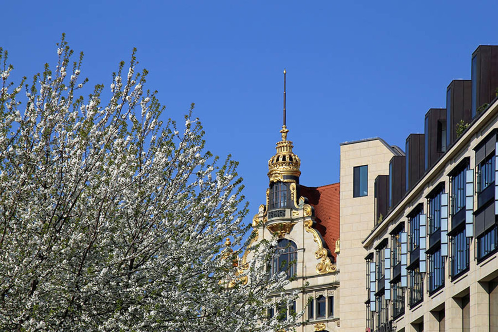 Foto: Leipzig - Kaufhaus Ebert im Frühling - Blick von der Petersstraße | Das Team hinter BILDLEXIKON LEIPZIG bündelt historische wie aktuelle Informationen über die Stadt Leipzig in Text und Bild auf einer Plattform und stellt diese der interessierten Öffentlichkeit zur Verfügung.