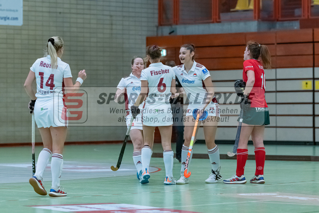 HK_20230122_103068 | 1. Bundesliga ( Halle ) Damen Crefelder HTC - Rot-Weiss Köln am 22.1.2023 Crefelder HTC  ( CHTC ) Halle Glockenspitz , Krefeld , Reuten Katharina ( Rot-Weiss Köln #14 ) , Jule Fischer ( Rot-Weiss Köln #6 ) , Fee Mazkour ( Rot-Weiss Köln #24 )