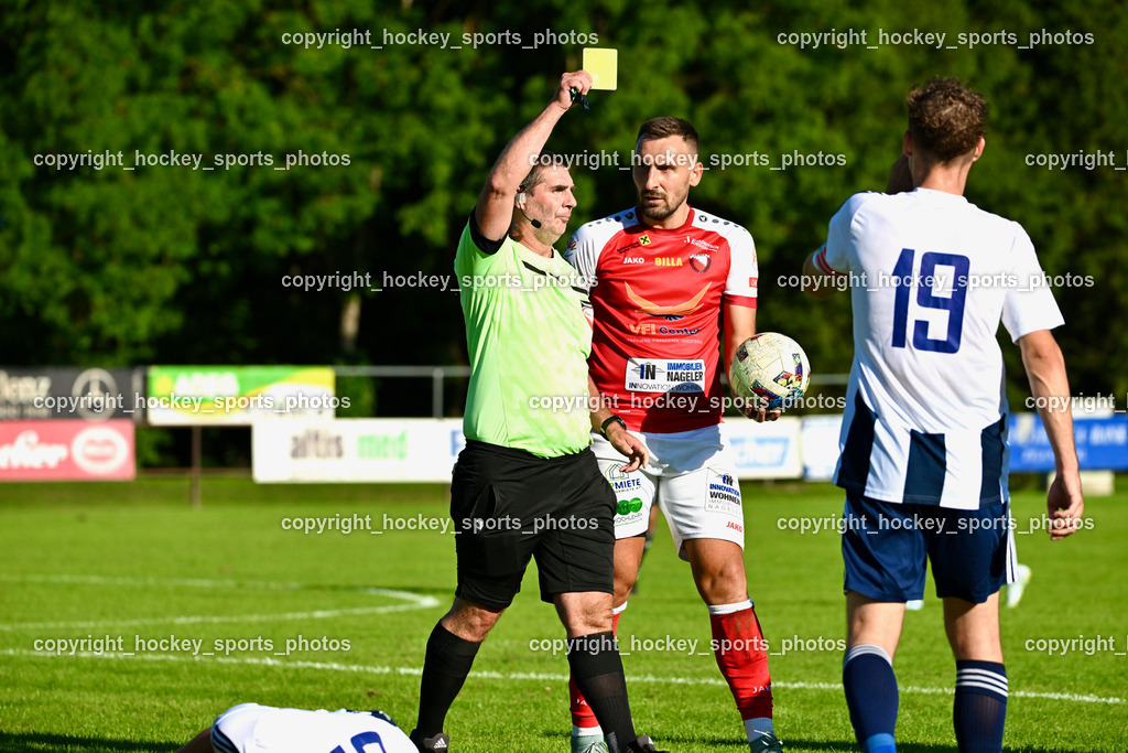 ATUS Nötsch vs. FC Dölsach | Peter Heiss Referee, Gelbe Karte, #9 Edin Avdic ATUS Nötsch, #19 Raphael Wibmer FC Dölsach, ATUS Nötsch vs. FC Dölsach, ATUS Nötsch vs. FC Dölsach am 23.08.2026 in Nötsch (Sportplatz Nötsch), Austria, (Photo by Bernd Stefan)