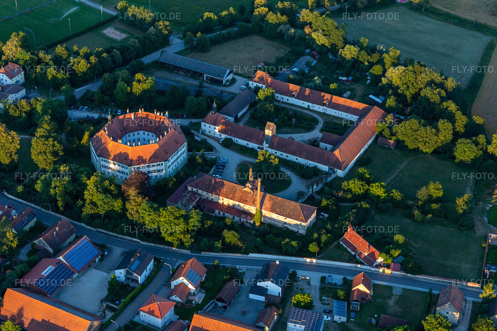 Luftbild: Schloß Sünching in Sünching im Bundesland Bayern in Deutschland. – Foto: IMG_133338.jpg vom 03.07.2022 durch Werner Riehm/FLY-FOTO.de – Auflösung des Originals: 5472 x 3648 px – Gemeinde Sünching | Gemeinde Sünching