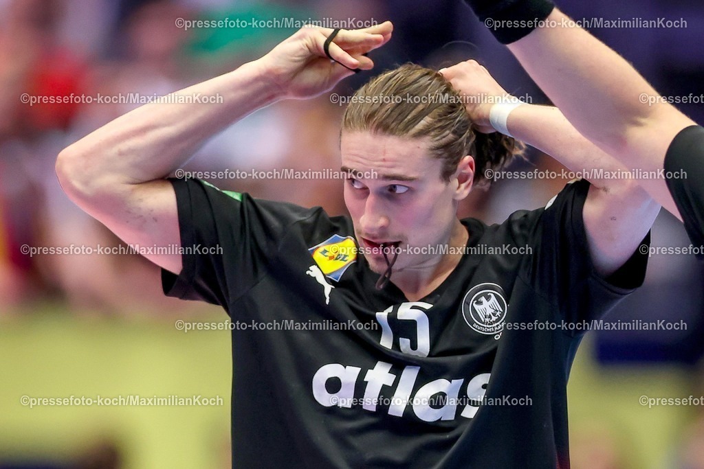EHF19012602202 | 19.01.2026, Handball, Men's EHF EURO 2026, Deutschland - Spanien, Jyske Bank Boxen in Herning, Dänemark, Preliminary Round:  Juri Knorr (Germany #15) mit Zopfgummi im Mund Zopf Frisur Haare