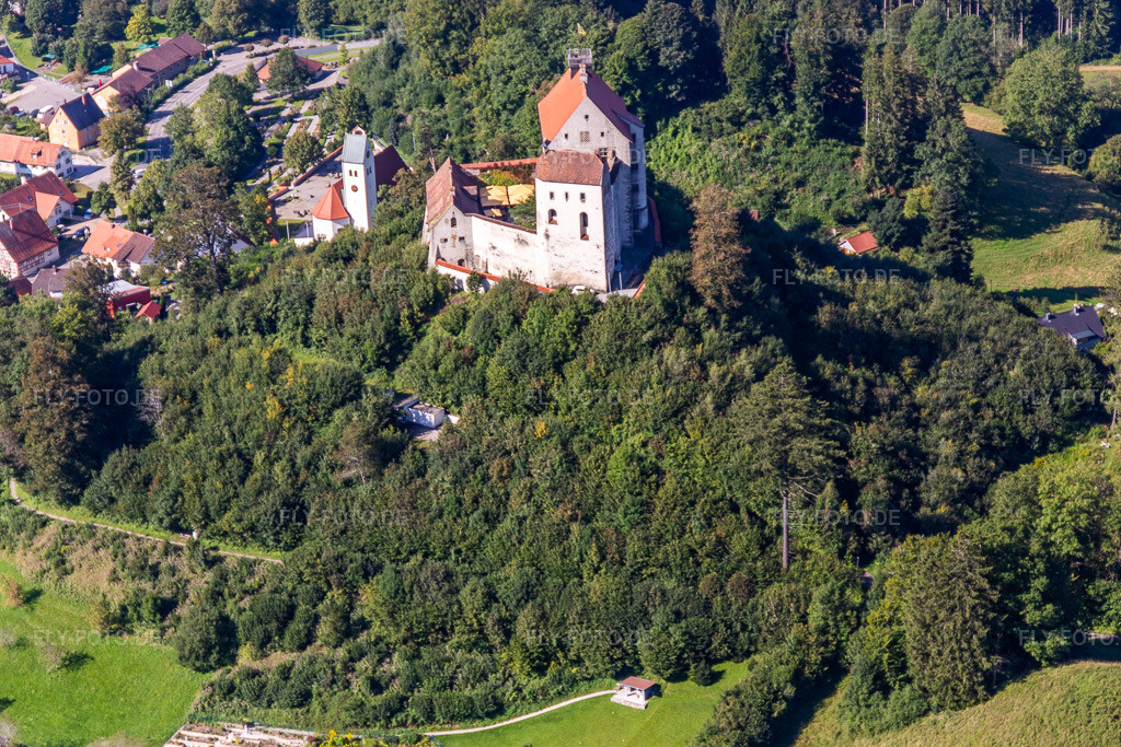 Luftbild: Schloss Waldburg im Ortsteil Sieberatsreute in Waldburg im Bundesland Baden-Württemberg in Deutschland. Foto: IMG_129110.jpg vom 04.09.2021 durch Werner Riehm/FLY-FOTO.de