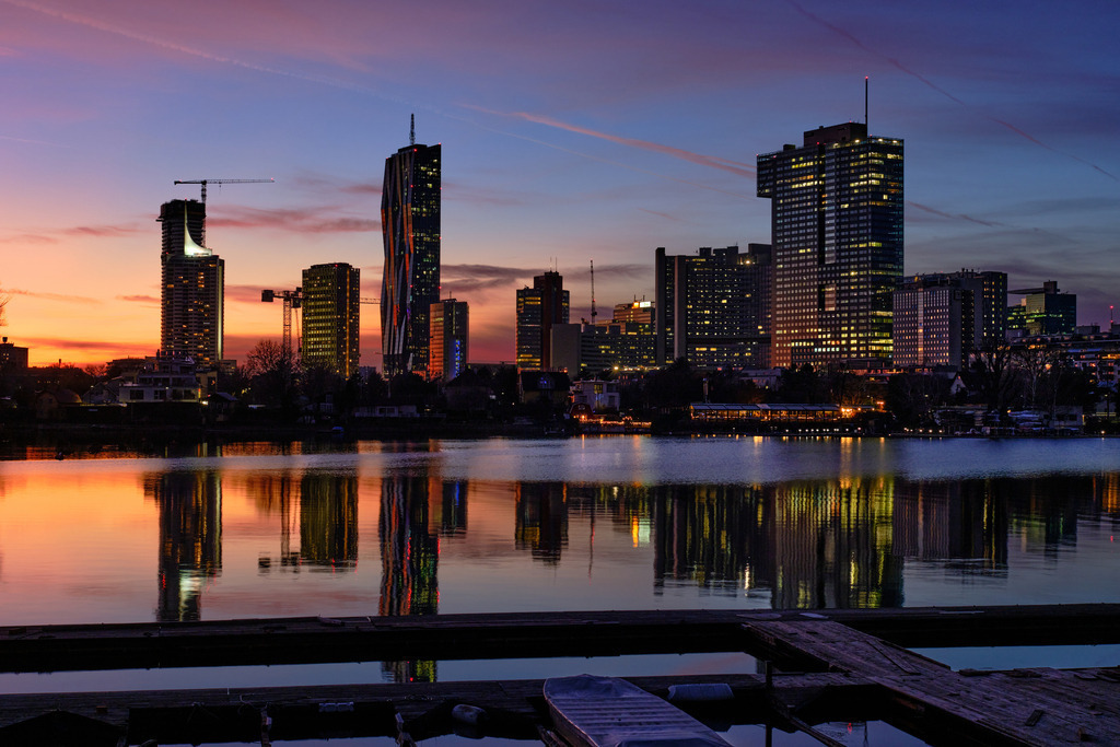 Blick über die Donau auf die Donaucity im Abendrot | Wien, Austria - December 27, 2023: Blick über die Donau auf die Donaucity im Abendrot. - Realisiert mit Pictrs.com