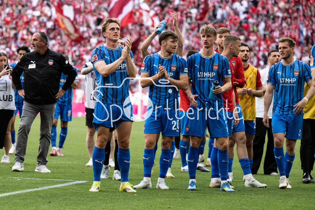 FC Bayern München - 1. FC Heidenheim | MUNICH, GERMANY - 02. MAI: das Team der Gäste bedankt sich bei den mitgereisten Fans nach dem Bundesligamatch zwischen dem FC Bayern München und dem 1. FC Heidenheim am 32. Spieltag in der Allianz Arena / DFL REGULATIONS PROHIBIT ANY USE OF PHOTOGRAPHS AS IMAGE SEQUENCES AND/OR QUASI-VIDEO