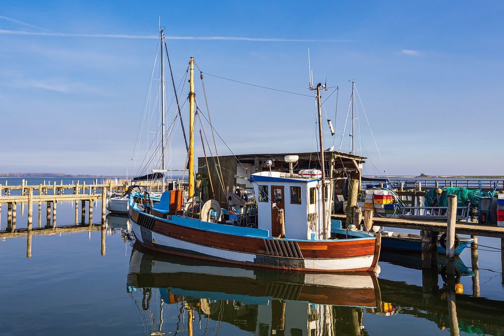 Fischerboot im Hafen von Kloster auf der Insel Hiddensee | Fischerboot im Hafen von Kloster auf der Insel Hiddensee.