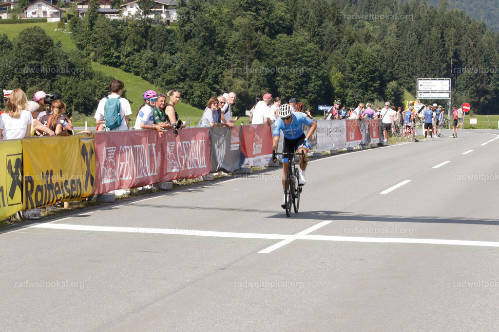 978_20230817_Bewerb_Maenner_Muehlanger | AUT - OESTERREICH, 2023-08-16: SPORT RENNRAD-FAHREN - 55. INTERNATIONALER RADWELTPOKAL IN ST. JOHANN IN TIROL  - Vintage-Radrennen mit WM-Bronze-Medaillen-Siegerin Christina Schweinberger, den Teilnehmer und Alexander Baumann (vom Orginastions-Team) - TAG 2 BEWERB MAENNER IN SECHS GRUPPEN  ; Foto: Roland Muehlanger