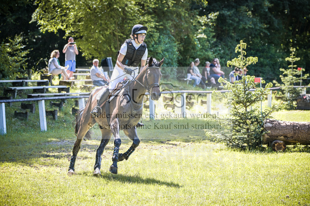 DOS_3245 | Entdecke hochwertige Reitturnierfotos von Foto Oger. Professionell, emotional und authentisch – jetzt Lieblingsmomente im Shop bestellen.Deutschlandweite Turnierfotografie. - Realisiert mit Pictrs.com