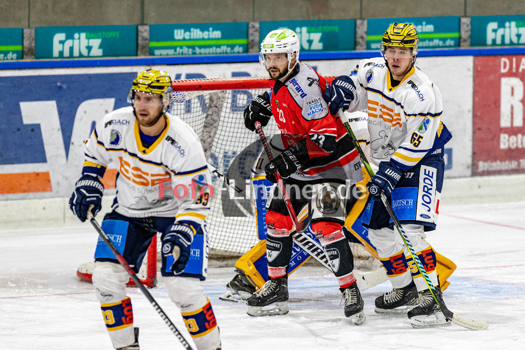 TSV Peißenberg Miners vs ESC River Rats Geretsried | Eishockey Bayernliga 2023/2024, TSV Peißenberg Miners vs ESC River Rats Geretsried,
Vor dem Tor der River Rats,
2023-10-15 in Peißenberg (Eisstadion)
23 Daniel MERL (River Rats 23), 65 Paul GANIA (River Rats 65), 33 Stephan ENGLBRECHT (River Rats 33)
Copyright: WolfgangxLindner foto-lindner.de