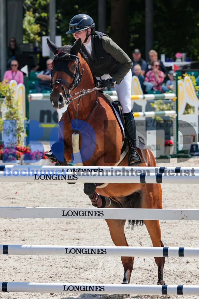 Longines Balve Optimum - Springen Samstag {date} -  | {headline}(Foto: Sebastian Sendlak / BOND) - Realisiert mit Pictrs.com