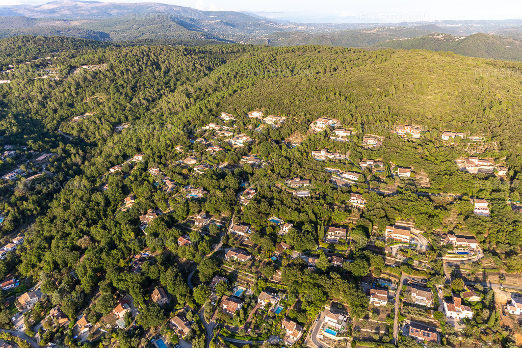 Aerial view: View of the town in Montauroux in the state Var, France. – Photo: IMG_129525.jpg taken on 09/18/2021 by Werner Riehm/FLY-FOTO.com – Resolution of the original: 5472 x 3648 px