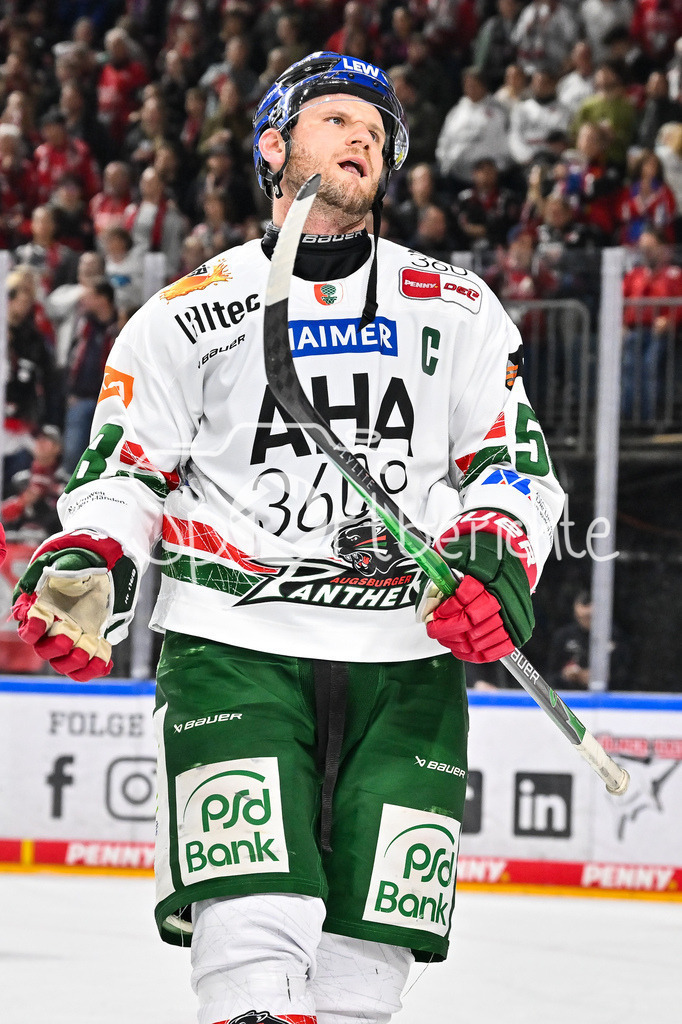 Kölner Haie - Augsburger Panther | KÖLN, DEUTSCHLAND - 04. MÄRZ: die Spieler der Panther bedanken sich bei den mitgereisten Fans nach dem Match zwischen den Kölner Haien und den Augsburger Panthern am 48. Spieltag der Penny DEL in der Lanxess Arena / Maximilian RENNER (Augsburger Panther 58)