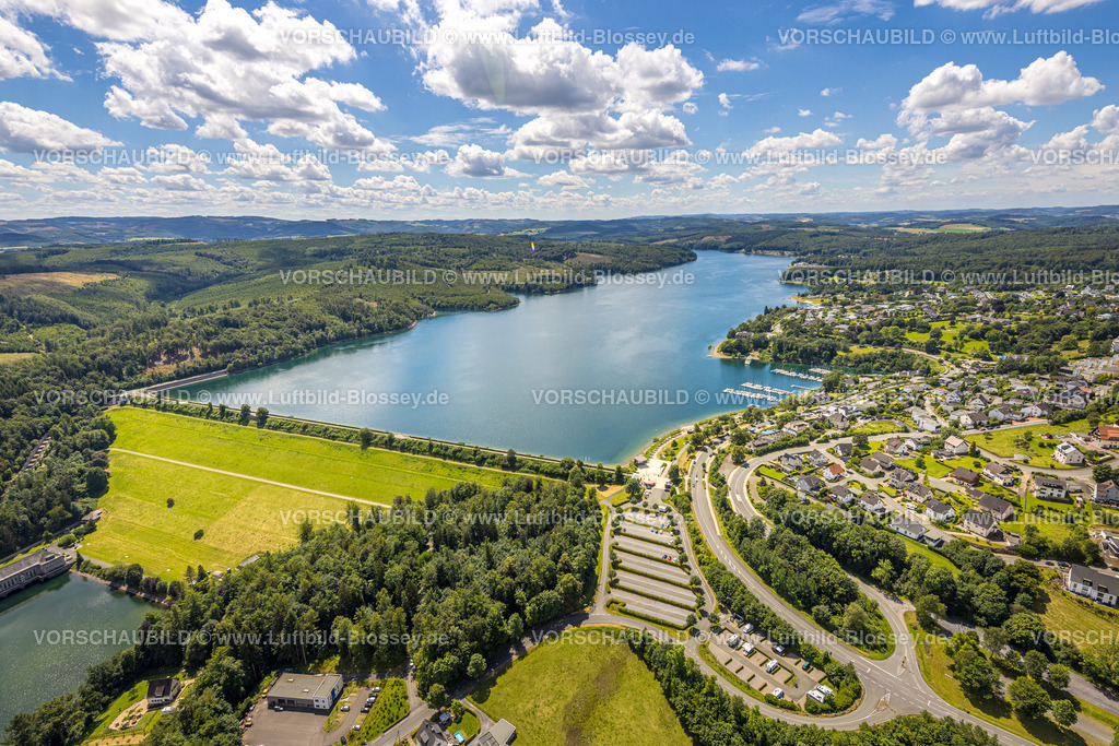 Sundern240708449 | Luftbild, Sorpetalsperre und Staumauer Damm, Uferbereich mit Waldgebiet, Wohnen und Leben, Fernsicht und blauer Himmel mit Wolken, Langscheid, Sundern, Sauerland, Nordrhein-Westfalen, Deutschland