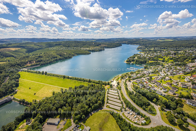 Sundern240708449 | Luftbild, Sorpetalsperre und Staumauer Damm, Uferbereich mit Waldgebiet, Wohnen und Leben, Fernsicht und blauer Himmel mit Wolken, Langscheid, Sundern, Sauerland, Nordrhein-Westfalen, Deutschland